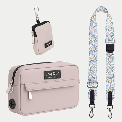 Taupe Dogmom Bag met bleoemenprint met wit, lichtblauw en een beetje oranje/geel schouderband, inclusief treat pouch – set voor stijlvolle hondenwandelingen.