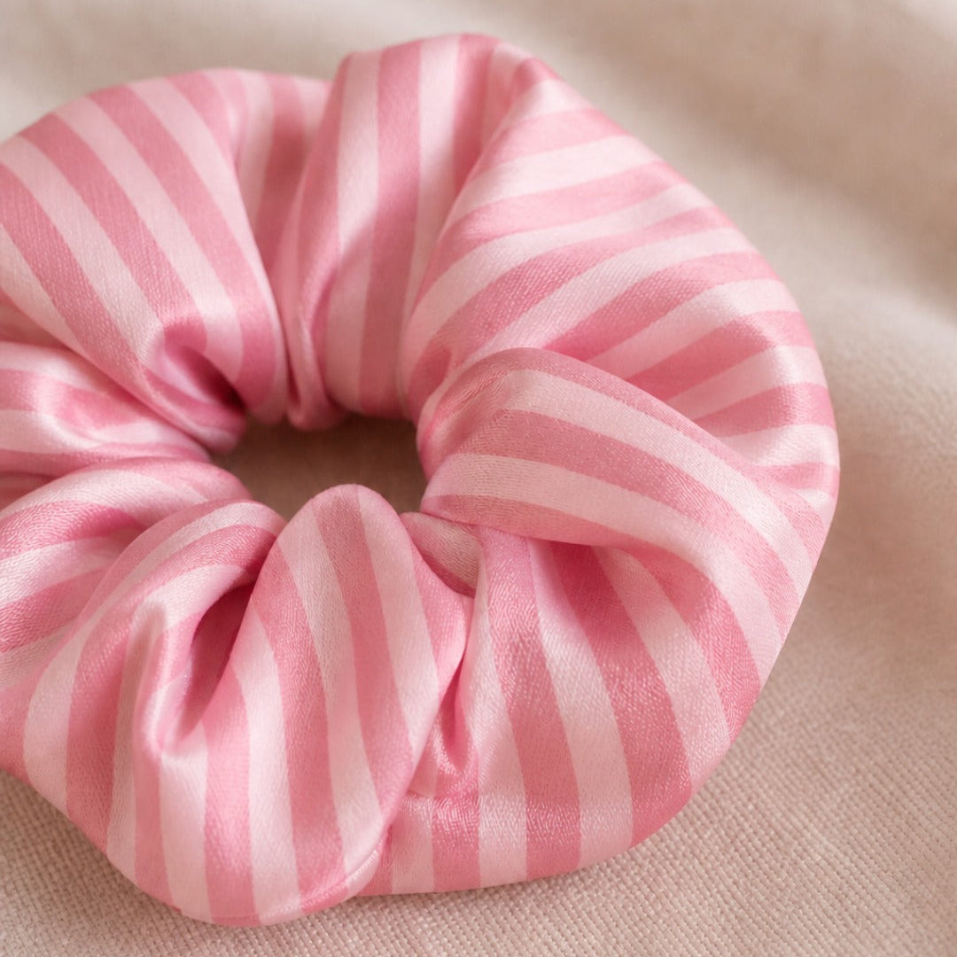 Roze gestreepte scrunchie voor de dogmom om te matchen met je hond met de Melle&