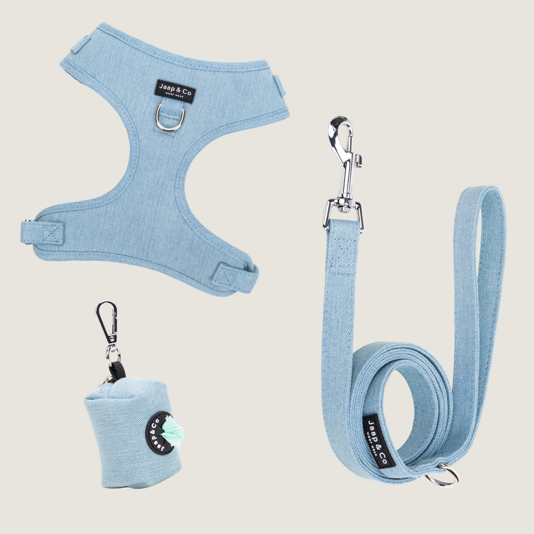 Set van de Denim Days collectie met hondentuigje, riem en poepzakjeshouder allemaal in de prachtige lichtblauwe denim kleur van Jaap &amp; Co