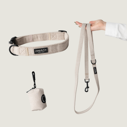 Set hondenhalsand met bijpassende riem en poepzakjeshouder van de Jaap &amp; Co Classic Beige collectie