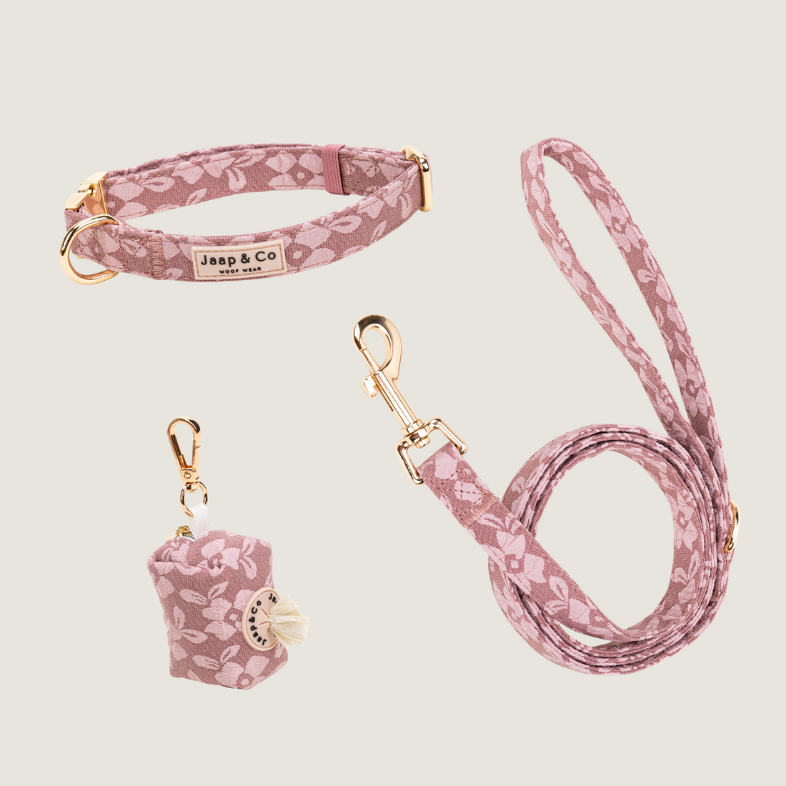 Rosé Dusk set met hondenhalsband, riem en poepzakjeshouder. Een oud roze kleur met lichtroze bloemenprint van Jaap & Co