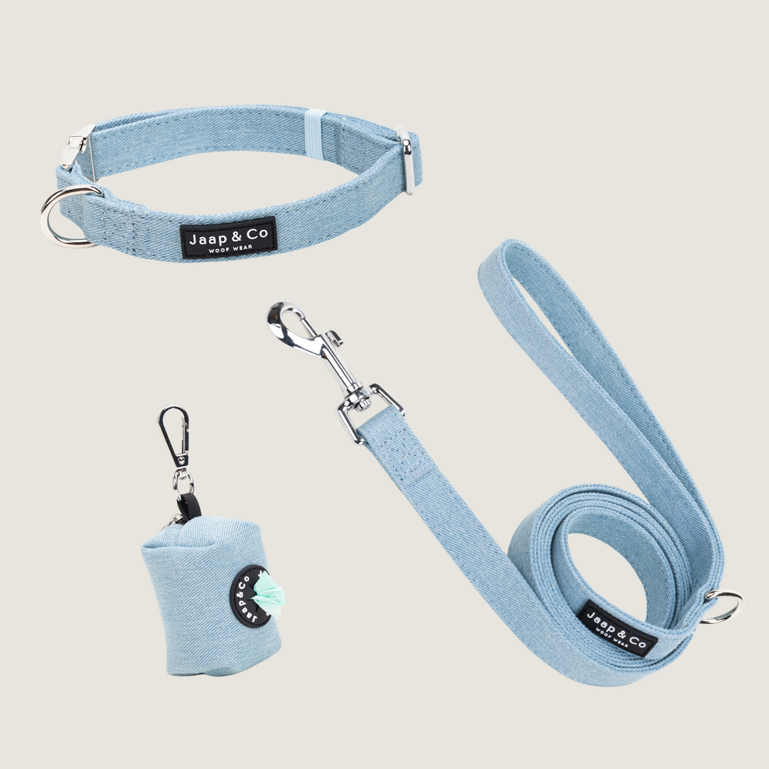 Set van de Denim Days collectie. Een prachtige lichtblauwe denim kleurige verstelbare halsband, riem en poepzakjeshouder van Jaap &amp; Co