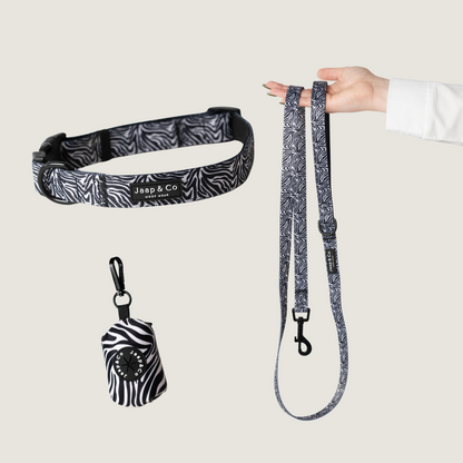 Set met zwart wit zebra print hondenhalsband, riem en poepzakjeshouder van de Jaap &amp; Co Zebra Chic collectie