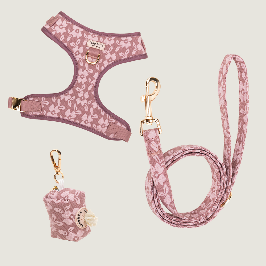 Rosé Dusk set met hondentuigje, riem en poepzakjeshouder van Jaap & Co. Een mooie oud roze kleur met licht roze bloemenprint.