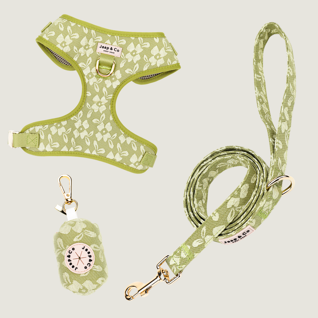 Set van de Botanical Glow bestaande uit een hondentuigje, riem en poepzakjeshouder in een mooie lichtgroene kleur met geborduurde bloemen erop.