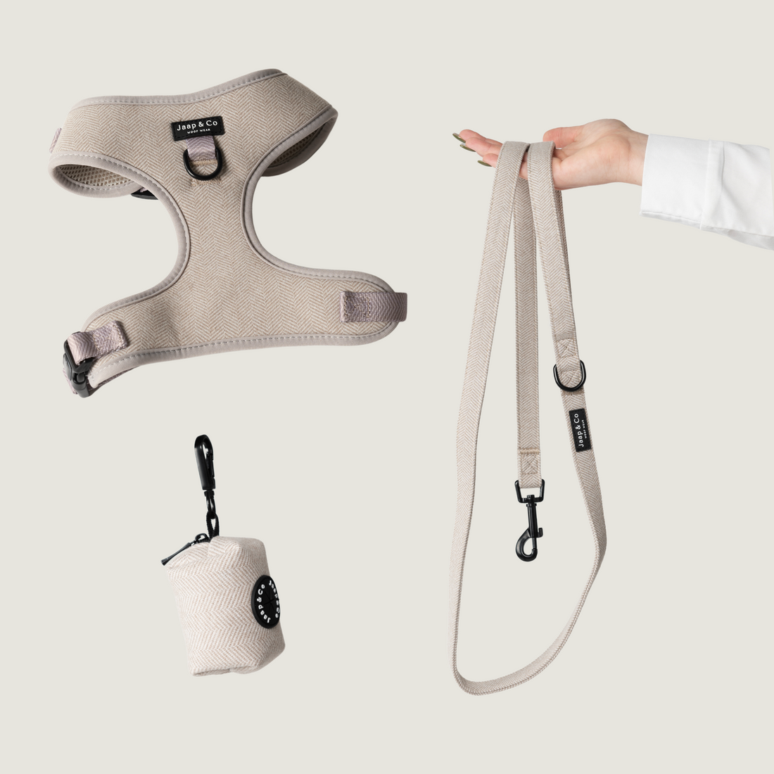 Deze set bestaat uit een hondentuigje, riem en poepzakjeshouder van de Jaap & Co Classic Beige collectie