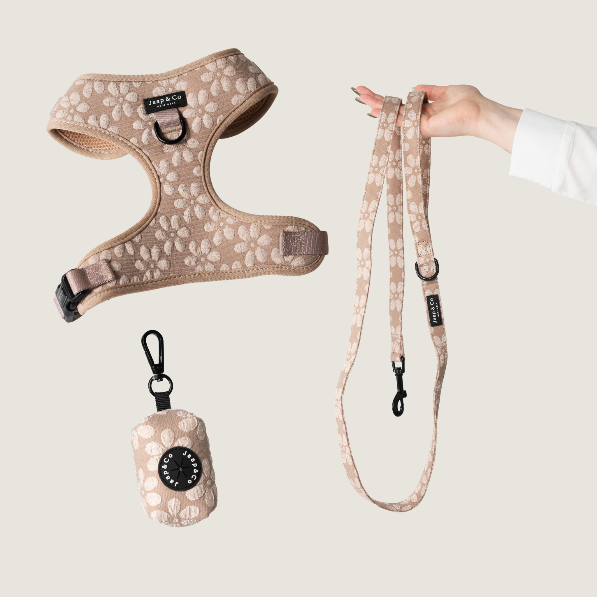 Set met hondentuigje, riem en poepzakjeshouder in de Jaap &amp; Co Blush Elegance collectie design. een mooie warme beige met lichte bloemenprint. 