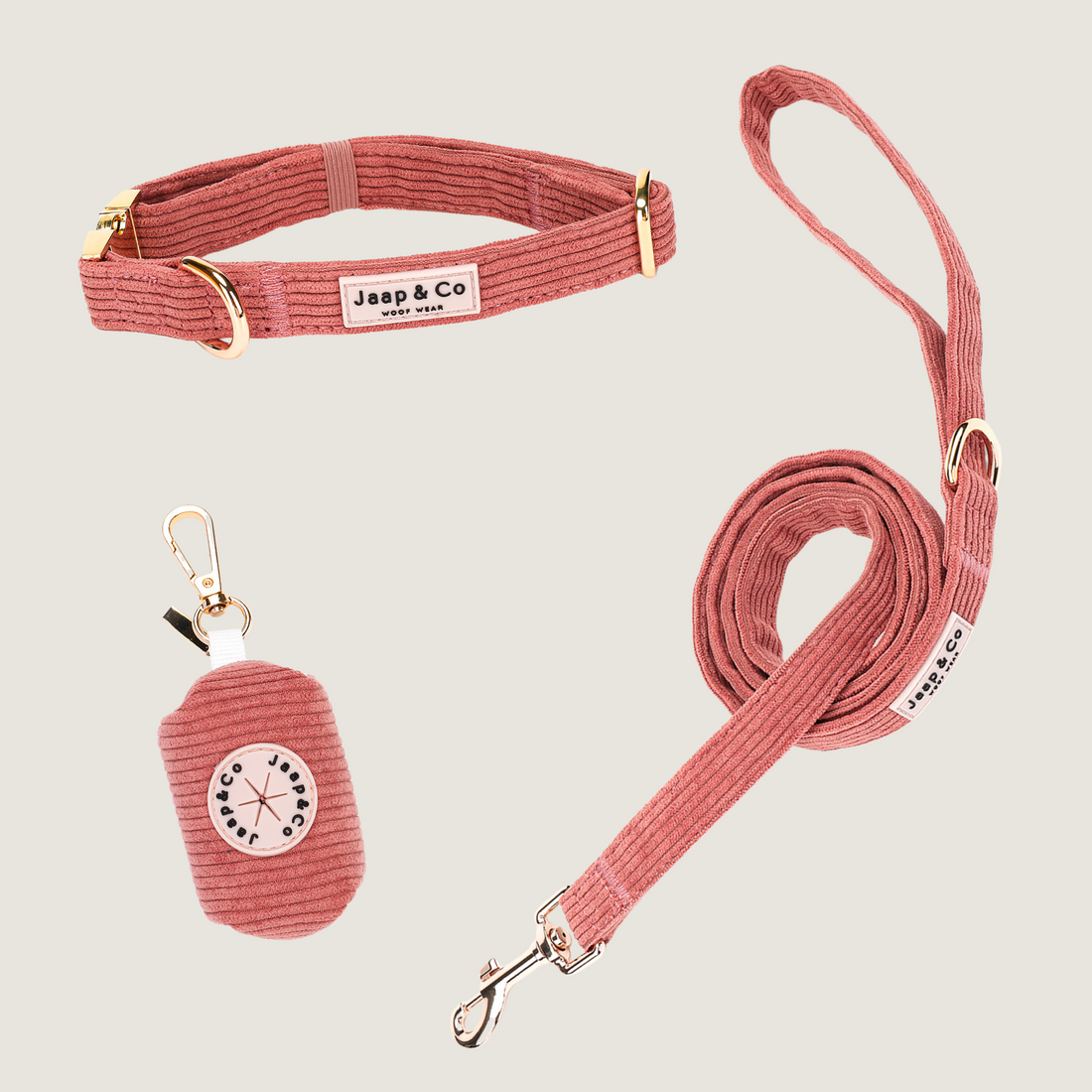Complete Golden Trails Set Halsbandje van Jaap &amp; Co: koraalkleurige corduroy hondenriem, halsband en poepzakjeshouder met goudkleurige metalen details, sfeervol en elegant voor nazomerse wandelingen.