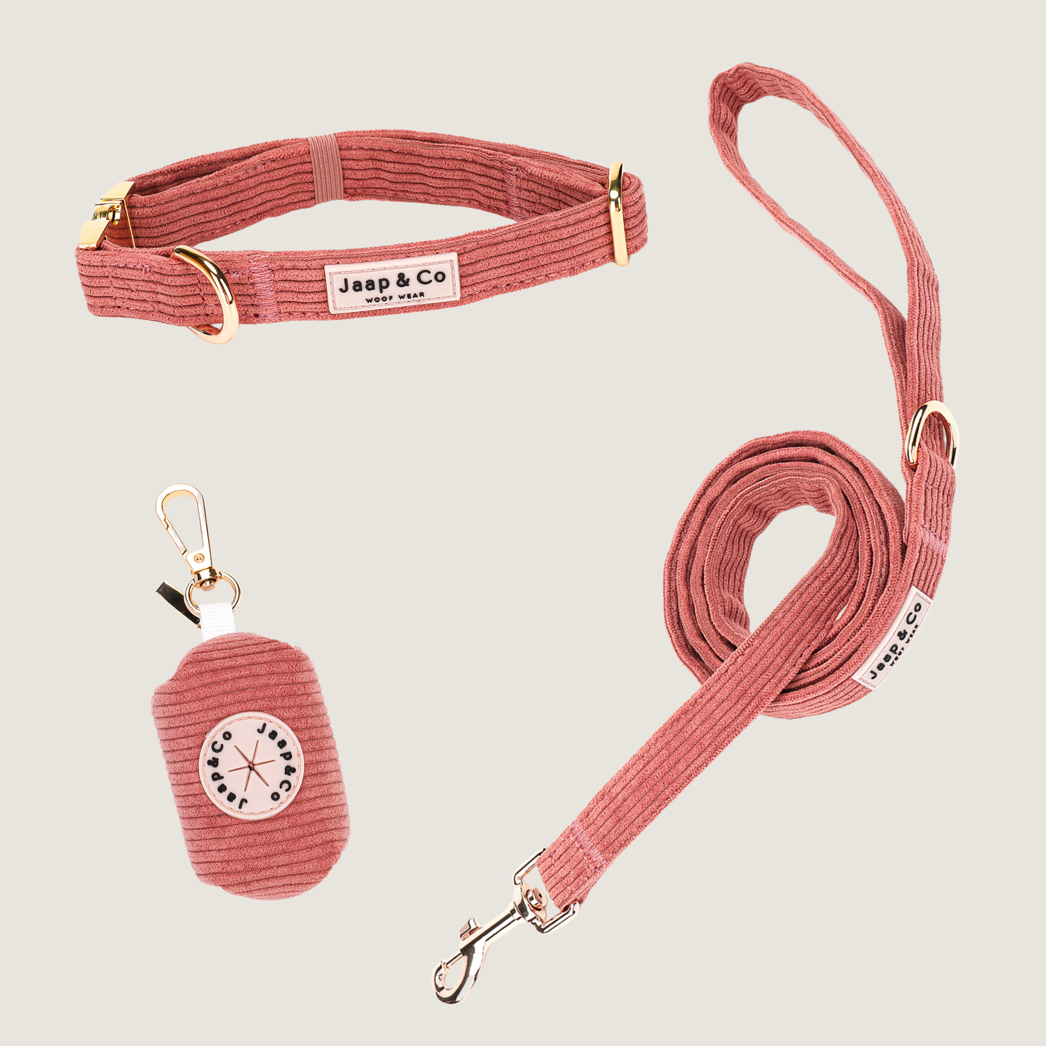 Complete Golden Trails Set Halsbandje van Jaap &amp; Co: koraalkleurige corduroy hondenriem, halsband en poepzakjeshouder met goudkleurige metalen details, sfeervol en elegant voor nazomerse wandelingen.
