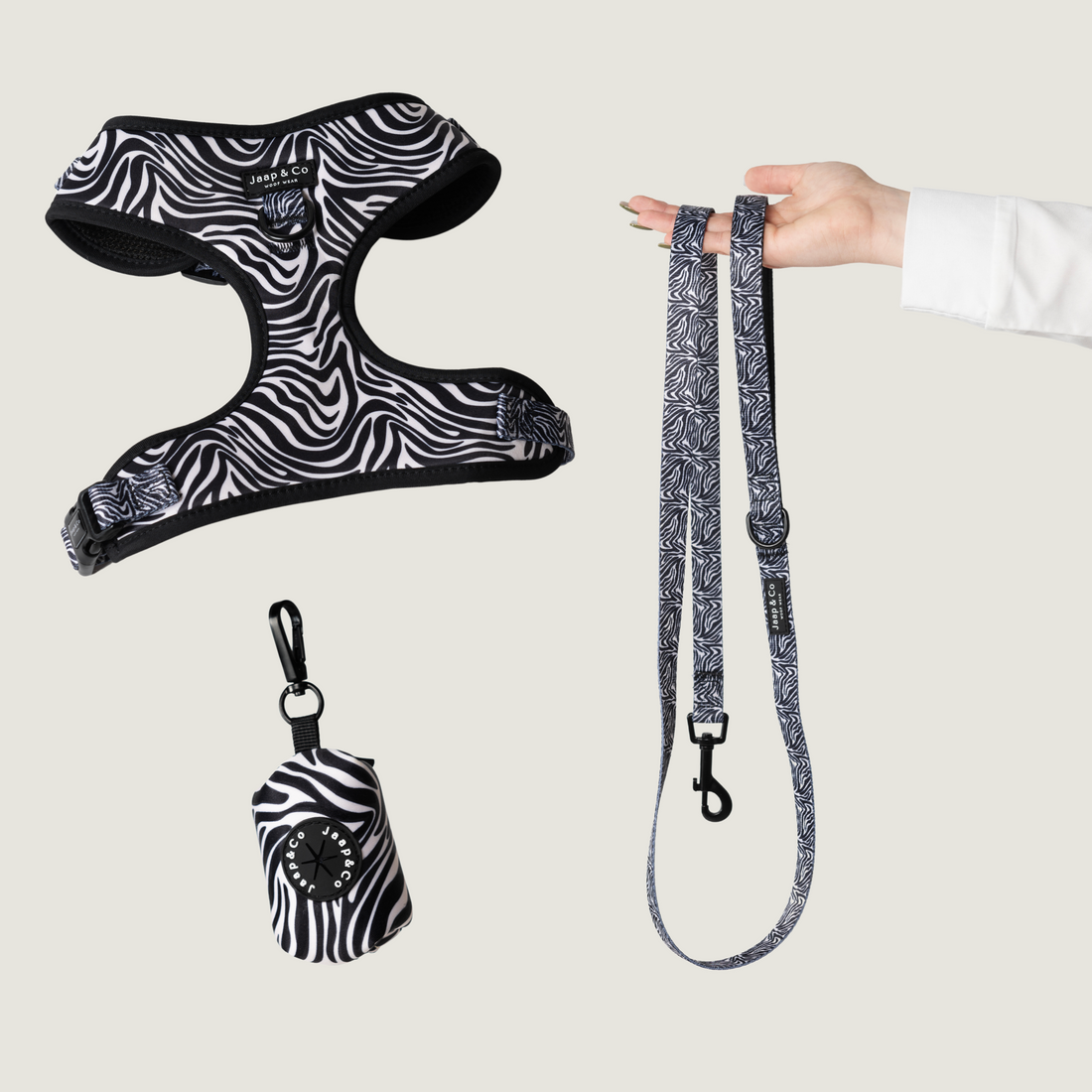Set met hondentuigje, riem en poepzakjeshouder van de Jaap & Co Zebra Chic collectie. Een mooi zwart wit zebra design.