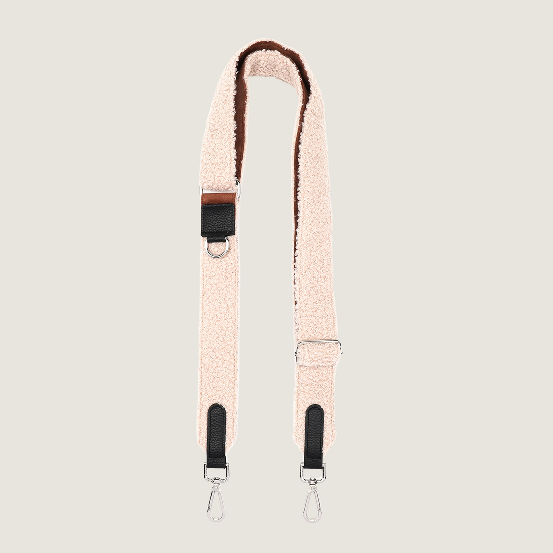 Dogmom bag strap in een beige teddy stof met zilveren hardware.