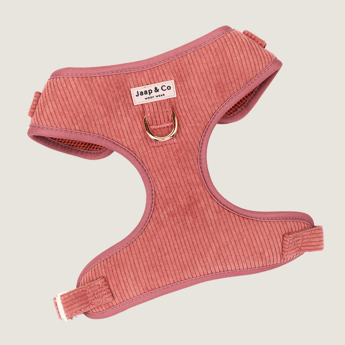 Voorkant van het koraalkleurige corduroy hondentuigje uit de Jaap & Co Golden Trails collectie met goudkleurige metalen details.